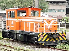 臺灣鐵路管理局DL2500型調動機的DL-2507，停靠瑞芳車站