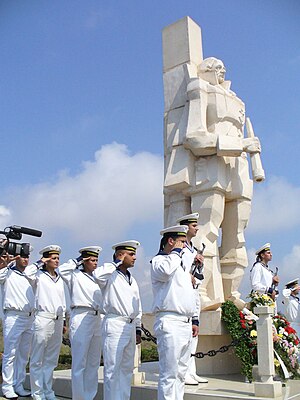 Болгарські моряки біля пам'ятника Ушакову на мисі Каліакра