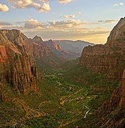 Le parc national de Zion (Utah, États-Unis) au coucher du soleil. (définition réelle 1 000 × 1 025*)