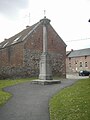 Monument près de l'église.