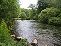 L'Ellé entre le moulin de Kergueff et le Bois de Rosgrand (à gauche de la photographie, la rive droite en Tréméven, à droite la rive gauche en Rédené).