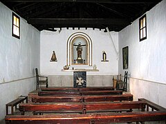 Vista del interior de la ermita de san José, Torrebaja, con detalle del presbiterio.