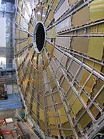 גלגל של גלאים שהוצב בניסוי אטלס ב-LHC. גלאים אלו תוכננו, יוצרו ונבדקו בישראל