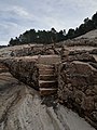 Muro con escaleiras de pedra no Aceredo asolagado