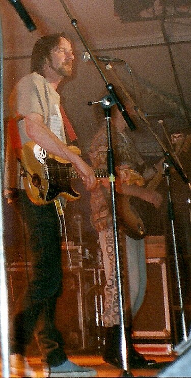 Alan_Hull_on_stage_with_Lindisfarne,_1991.jpg