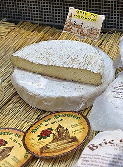 Brie de Provins, en vente sur le marché de la ville éponyme (Seine-et-Marne, France). (définition réelle 2 701 × 3 646)