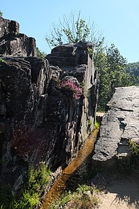 La brèche faite par Étienne d'Obazine lorsqu'il leva la main et bénit le rocher, selon la légende.