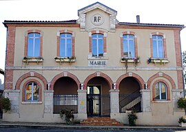 The town hall in Castelnau-d'Auzan