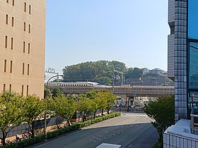 新横浜ビル群の合間にみる篠原城と新幹線