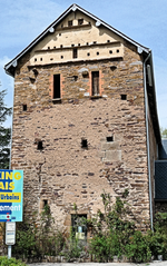 Colombier-pigeonnier dans un bâtiment de ferme désaffecté, entrée sud de Rodez (Aveyron) .