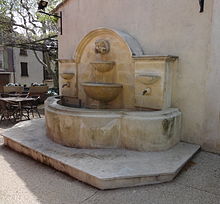 fontaine monumentale à bassins superposés, en calcaire lisse