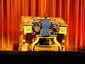 orgue ancien devant un rideau rouge