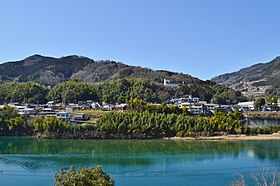 遠景 城跡上にあわの抄（中央右）。手前は吉野川（池田湖）。