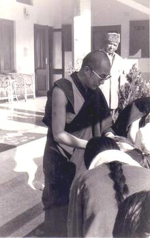 Le dalai-lama recevant des Tibétains à Dharamsala, lors du Losar, 1980.