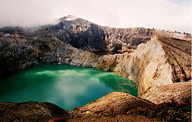 Одно из кратерных озёр Келимуту