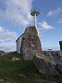 Le menhir de Men ar Groaz, à l'entrée du port de Lesconil. L'îlot sur lequel il se trouvait est à présent relié au continent