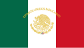 Bandera con escudo bordado en hilo dorado. Incluye la leyenda "Estados Unidos Mexicanos", usualmente usada en las oficinas del Poder Ejecutivo Federal.