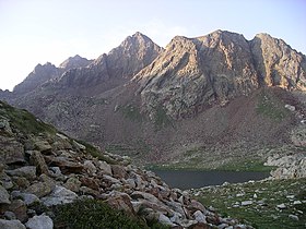 Vue du mont Malinvern depuis les lacs de Terre Rouge (cime principale au second plan, cime secondaire au troisième plan).