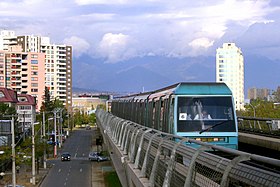 Une rame arrive à la station en direction de Plaza de Maipú.