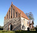 Kirche mit Friedhofsmauer und -Portal