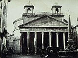 Il Pantheon e la piazza nel 1871, nello stato in cui furono lasciati durante la Roma papalina appena conquistata: si notano i due campanili e il frontone sporco, con delle parole incise nella sua sporcizia.