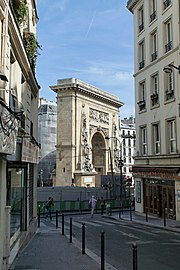 Côté sud-ouest vu depuis la rue de Cléry.