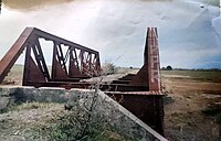 Uno de los últimos rastros del ramal al ingenio es el puente de hierro que permitía el paso de las formaciones cargueras hacia el ingenio.