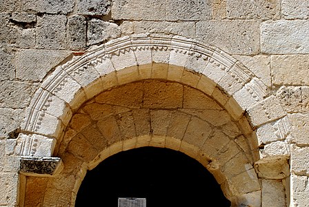 Frise de dents-de-scie du portail méridional de la chapelle Saint-Amant de Théziers.