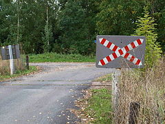 Signalisation française de type croix de saint André, à un passage à niveau non protégé.