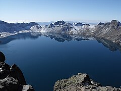 Vista de la caldera del monte Paektu, ocupada por un lago de cráter, entre China y Corea del Norte