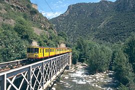 Le train jaune franchissant la Têt près de Villefranche-de-Conflent.