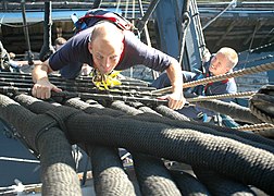 Gabier de l'US Navy sur le mât de misaine de l'USS Constitution.