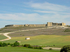 Vista de la muralla de Urueña, el castillo está a la derecha.