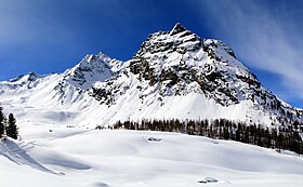 Vue du val d'Entrelor, avec la cime d'Entrelor à gauche.