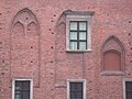 Cortile interno, resti delle strutture gotiche dell'ala più antica del castello.