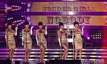 An image of the Wonder Girls on the stage, wearing identical clothes.