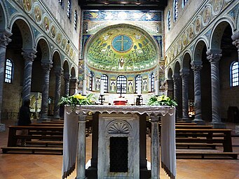 Altar with apse