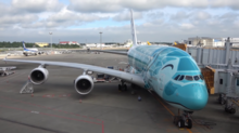 Airbus A380 de All Nippon Airways llamado "kai" con librea de tortuga color aqua.