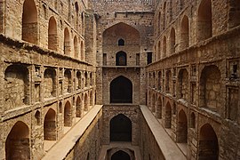 L'Agrasen ou Ugrasen ki Baoli, un bâoli du XIVe siècle.