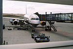 En Boeing 757 för Icelandair står vid gate på flygplatsen.