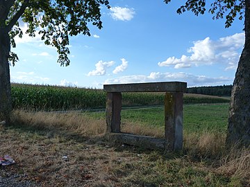 Banc-reposoir napoléonien à double linteau.