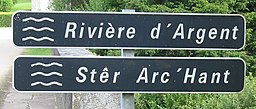 Signalisation bilingue avec deux panneaux E32.