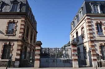 Ancienne caserne. Accès à la place Marie-Madeleine-Fourcade.