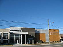 Photographie couleur du centre sportif Lacroix-Dutil vue de l'extérieur