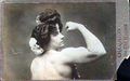 Carte postale promotionnelle montrant Charmion de trois-quart dos, le dos dénudé et le bras droit plié pour mettre en valeur son épaule et son biceps ; elle regarde vers l'objectif et le spectateur