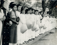 Des femmes assistant à un défilé militaire à Hanoï 1953.