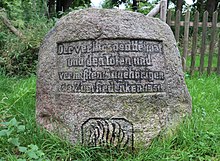 Marco Comemorativo de Klein Wittensee (uma pedra em cima de um gramado com escritas de homenagens ao município)