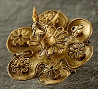 Broche au protomé de griffon, électrum, v. 625-600 av. J.-C. Nécropole de Camiros, Rhodes. Musée du Louvre.