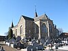 L'église Saint-Pierre: tour, chœur et 2 dalles funéraires