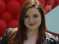 Jennifer Stone interprète Harper Finkle.